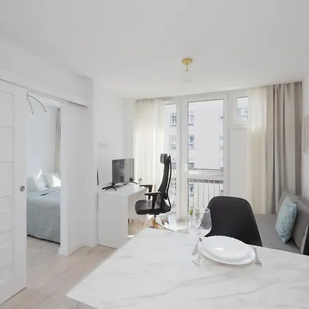Modern In Center, Remote Working, Smart Tv & Wifi By Renters * ワルシャワ